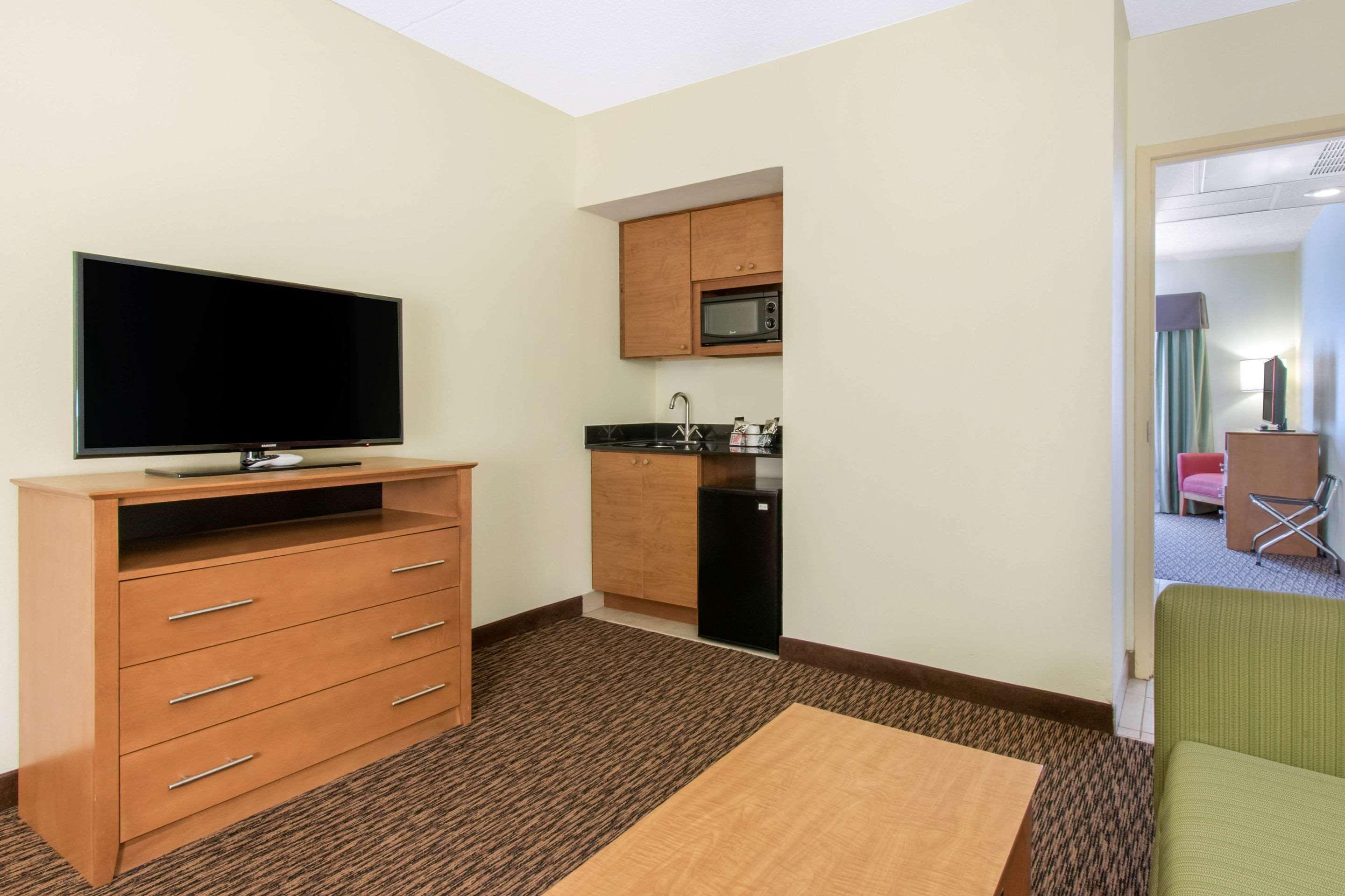 Clarion Hotel&Suites University-Shippensburg Exterior foto